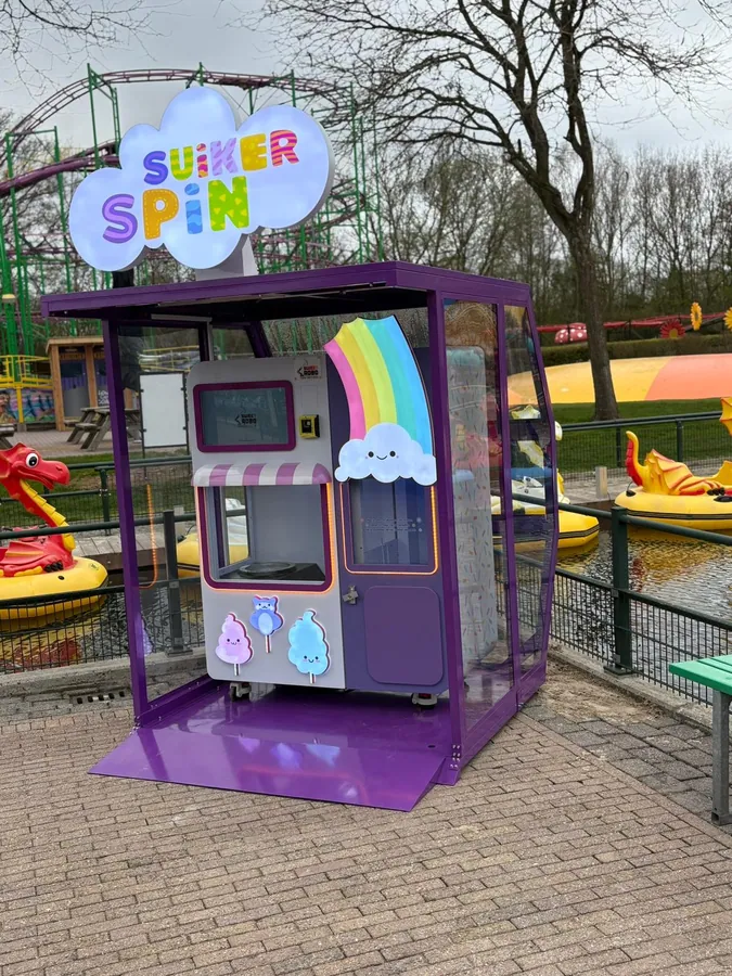 Sweet Robo suikerspinkiosk in een Europees pretpark