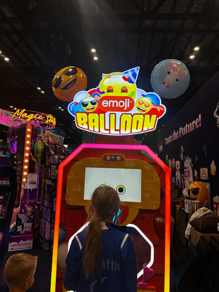 Balloon Bot-machine die bezoekers verrast