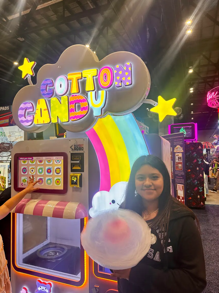 Cotton Candy-robotmachine met gasten op een locatie