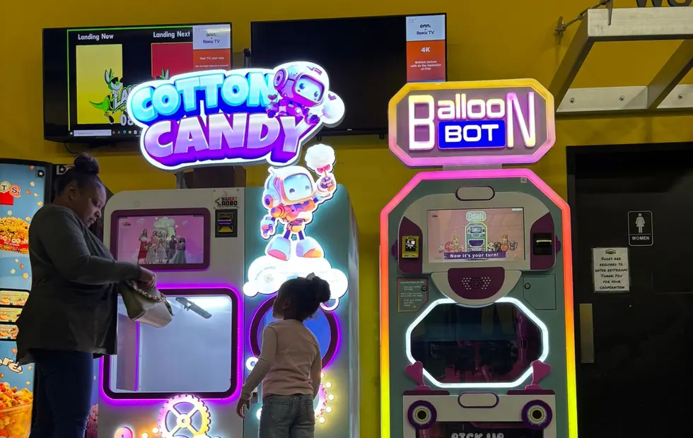 Cotton Candy-robotmachine met gasten op een locatie