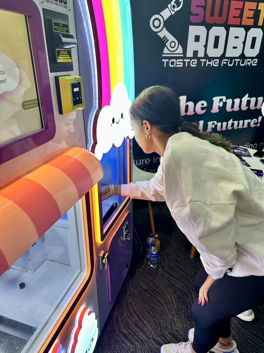 Cotton Candy-robotmachine met gasten op een locatie