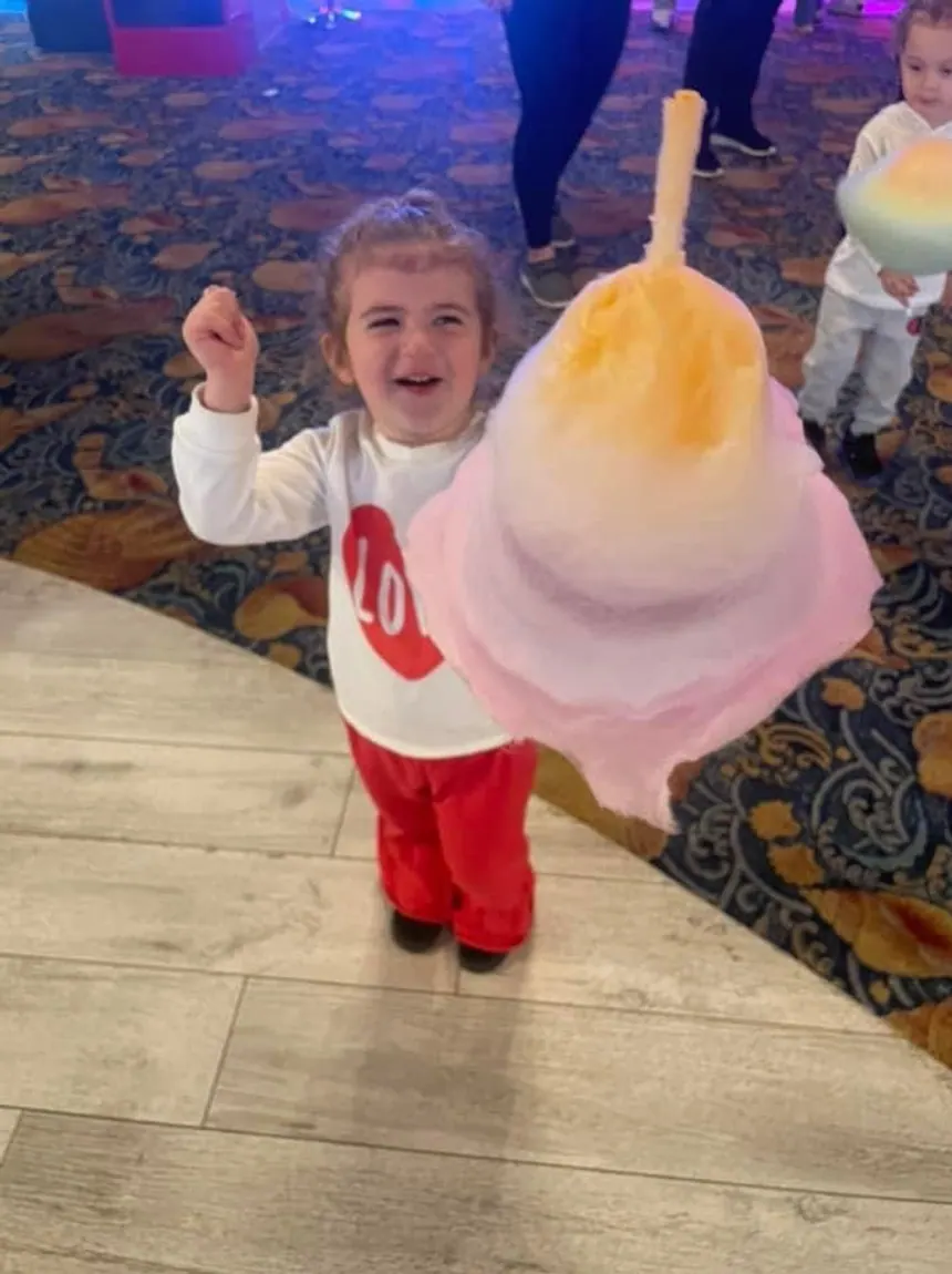 Cotton Candy-robotmachine met gasten op een locatie